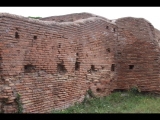 01034 ostia - regio ii - decumanus maximus - terme di nettuno (ii,iv,2) - 3. raum  - re neben der treppe - westseite - 09-2023.jpg